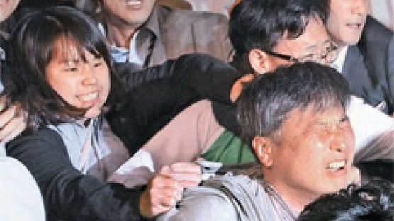 조용철 기자 ‘당원에 머리채 잡힌 … ’ 이달의 보도사진상 최우수상 