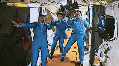 선저우 9호 유인 도킹 성공 … 중국 우주정거장 시대 개막