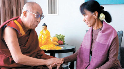 [사진] 망명자 달라이 라마, 연금 풀린 수치 의원 격려