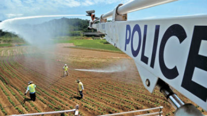 [사진] 가뭄 ‘진압’ 출동한 경찰 물대포
