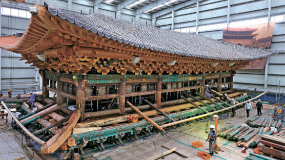 [사진] 숭례문 복원 공정률 80% … 단청 작업 한창