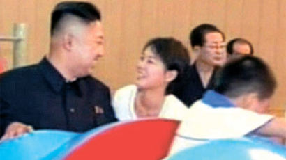 北김정은, 20대 커트女 마주보며…'부부느낌' 