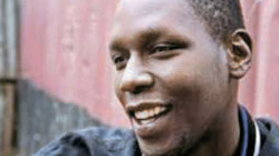 케냐 빈민촌 사는 오바마 이복동생 “나는 나”