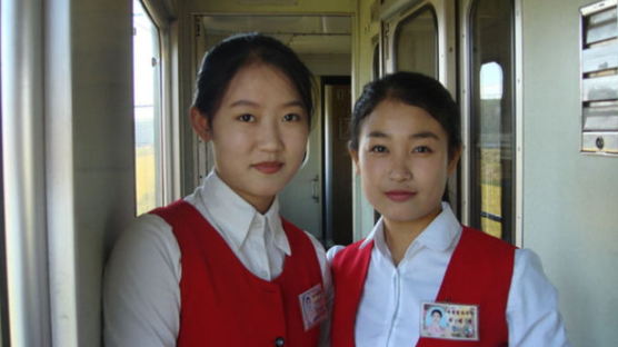 "얼굴 큼직해야 미인" 북한 미녀들 거리서 포착