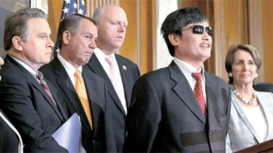 [사진] 미 의회에서 중국 인권 비판하는 천광청