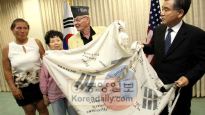 한국전 참전미군, 62년 간직한 태극기 기증