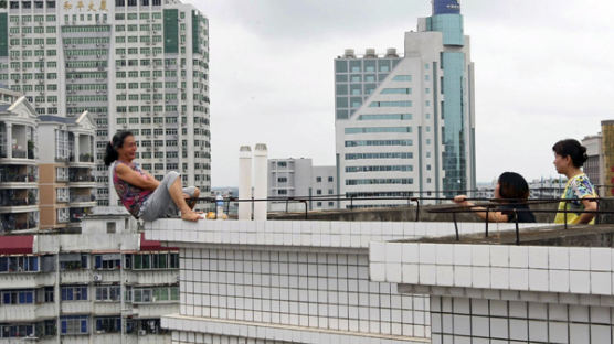 中여성, 조카 살해 후 옥상에서 자살시도,'위험천만한 광경'