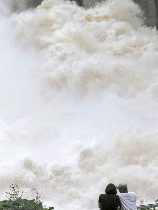 [사진] 중부지방 폭우 … 수문 연 팔당댐