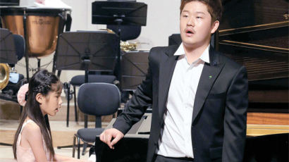 나눔무대 선 22세 ‘한국의 폴 포츠’ 시각장애 피아니스트 소녀와 협연