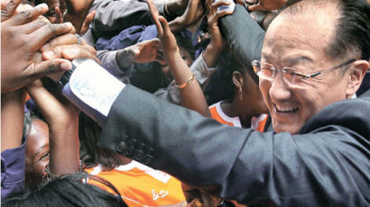[사진] 아프리카 간 김용 세계은행 총재 “나도 가난한 나라서 태어났다” 