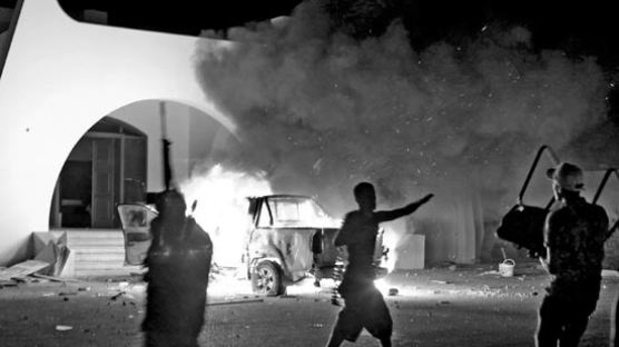 알카에다에 성난 벵가지 시민들 반미 무장단체 본부 공격해 추방