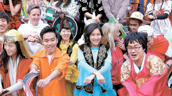[사진] 외국인 학생 축제 … 전통의상 입고 말춤