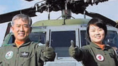블랙호크 헬기 모는 부녀 육군 항공 조종사