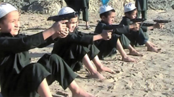[사진] 사격훈련하는 어린이 알카에다