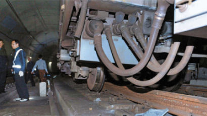 [사진] 부산지하철 견인 중 열차끼리 추돌해 탈선 … 100여 명 부상