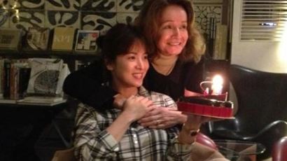 송혜교, 지인들과 함께 소박한 생일파티 
