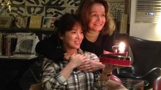 송혜교, 지인들과 함께 소박한 생일파티 