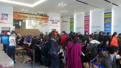 ‘포항 상도 코아루 센트럴하임’ 계약하러 몰려온 사람들로 모델하우스 북새통