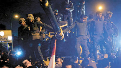 이집트·튀니지 다시 혼돈 … 험난한 아랍의 봄