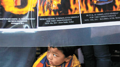 [사진] 반중 시위대 속 티베트 소년