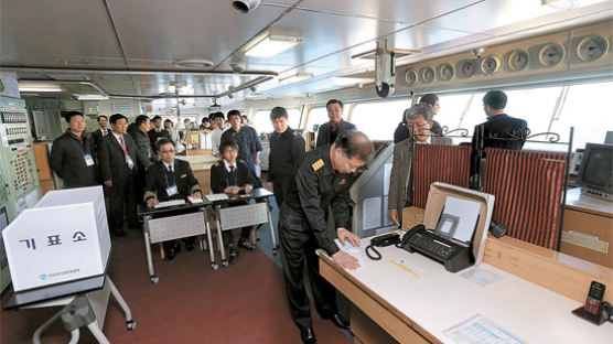 [사진] 배 안에서 부재자 투표 첫 시행