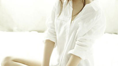 박보영, 흰 셔츠 단추 풀고 앉아 섹시미 과시