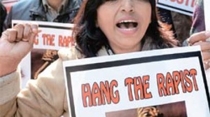 집단 성폭행·구타 피해 인도 여성 끝내 숨 거둬
