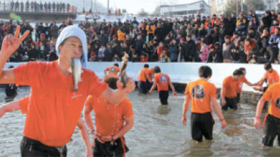 [사진] 반갑다, 산천어축제 … 이틀 새 30만 명