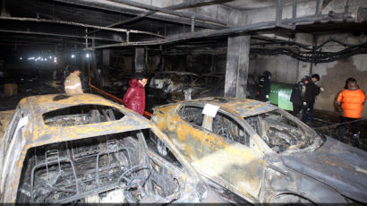 [사진] 공익요원 압류통지서 태우다 차량 75대 불태워