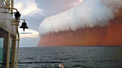 호주 도시 덮치는 붉은 먼지 폭풍