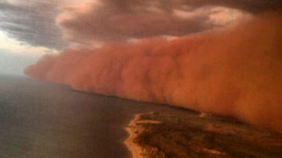 거대 '붉은 쓰나미' 몰려와…공포의 먼지폭풍 