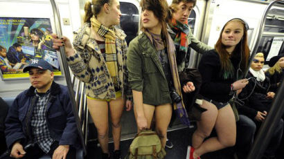 단체로 바지 벗고 지하철 탄 남녀보고 '식겁'