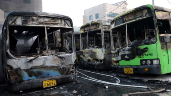 버스 30여대가…전쟁터 방불케 한 차고지 화재