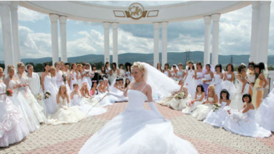 [러시아 FOCUS] 산토리니, 체코 고성…부자들 사이선 해외 결혼식 유행