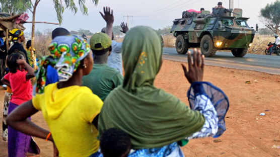 모범 민주국가였던 말리, 전쟁 수렁 왜 