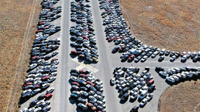 [사진] 샌디에 망가진 차 1만8000대 활주로 대기