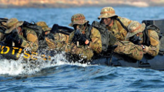 [사진] 아덴만 여명작전 2년 … UDT/SEAL 해안침투 훈련