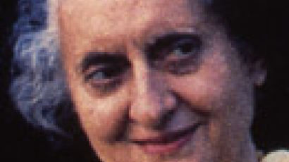 인디라 간디, 1980년 세계 첫 부녀 총리