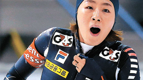 [사진] 한국 여자 빙속 첫 세계신, 상화도 놀랐다 