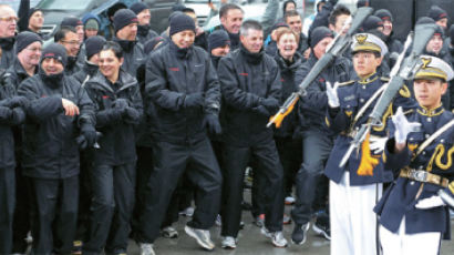 [사진] 평창스페셜올림픽 성화 봉송 출발식 … 말춤 추는 외국 경찰들