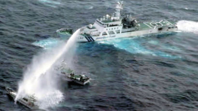 [사진] 대만 어선 센카쿠 접근 … 물대포 쏘는 일본 순시선 