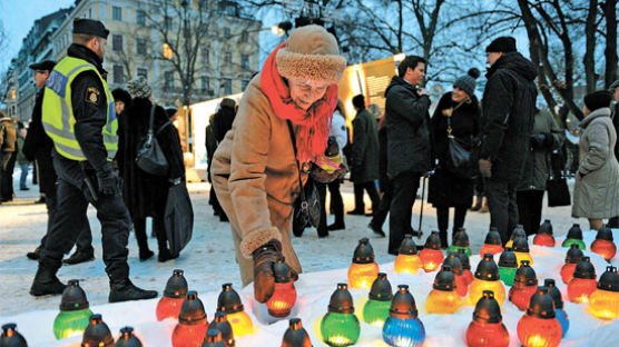 [사진] 유럽 곳곳 홀로코스트 추모 촛불