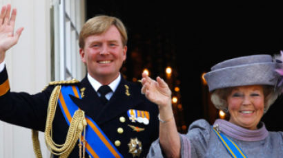 46세 아들에게 양위하는 75세 네덜란드 여왕…87세 어머니만 쳐다보는 65세 찰스