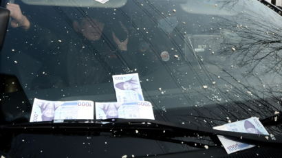 [사진] 천신일 석방…돈·두부로 범벅된 차 타고 나와 