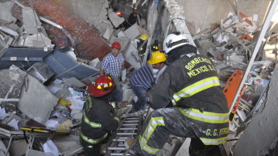 54층짜리 석유회사 건물 폭발해 94명 사상
