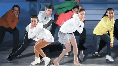 [사진] 김연아·미셸 콴, 선수들과 ‘평창스타일’ 