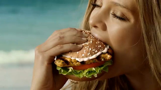 "19세 이상만 먹나?" 비키니女, 햄버거 광고 '화끈'