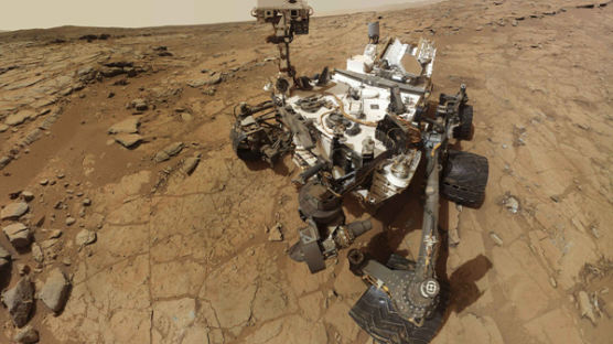 화성탐사로봇 '큐리오시티'의 셀카, 팔은 어디에?