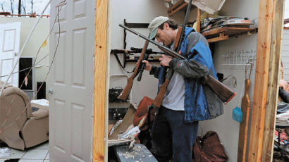 [사진] 토네이도에 집 잃고 총기 챙기는 미국인 