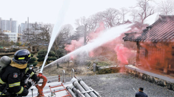 [사진] 전통가옥 화재 진압 훈련